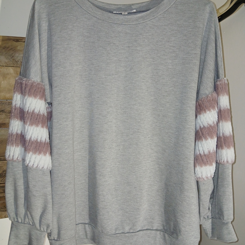 WONDERLAND Heather Gray Sweatshirt with Textured Sleeves